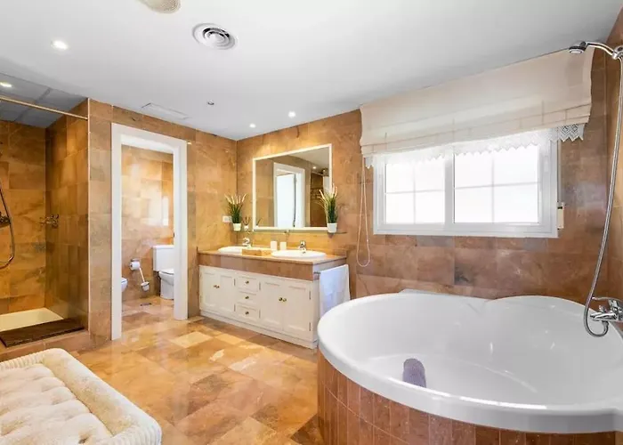 Spectacular Two Floor Penthouse Centre 马尔韦利亚